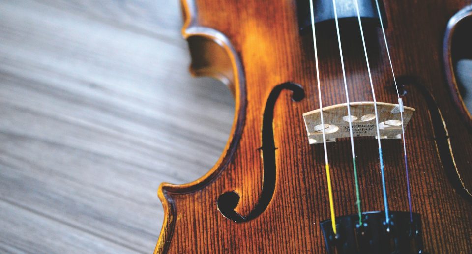 Skrzypce, ilustracja do tekstu o książce Proste równoległe